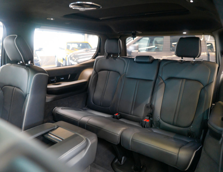 Jeep Grand Wagoneer 41