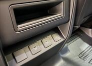 Land Rover Defender 28