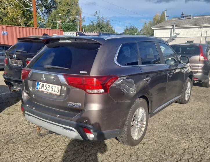 Mitsubishi Outlander 4