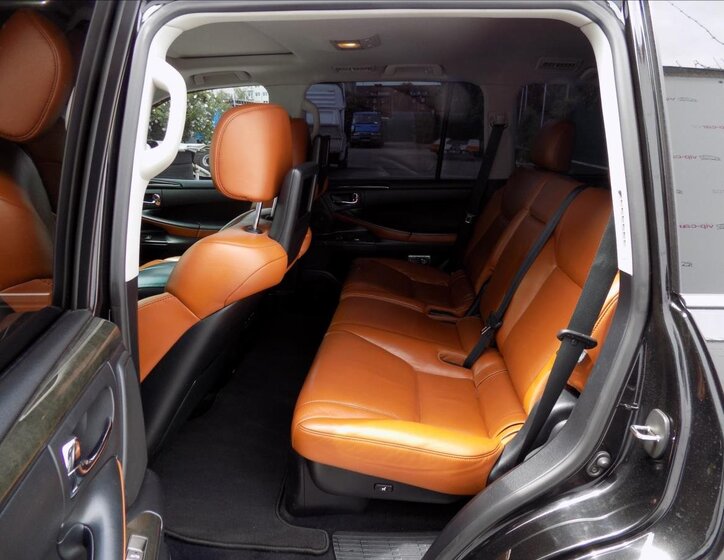 Lexus LX 570 9