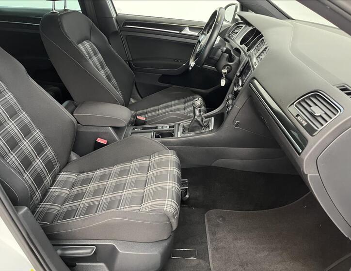 Volkswagen Golf 23