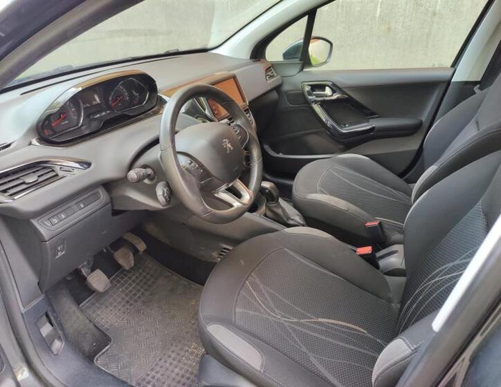 Peugeot 208 8
