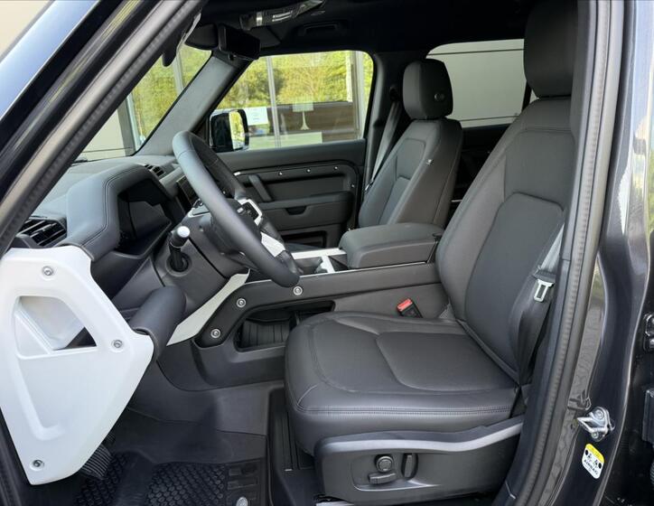 Land Rover Defender 11