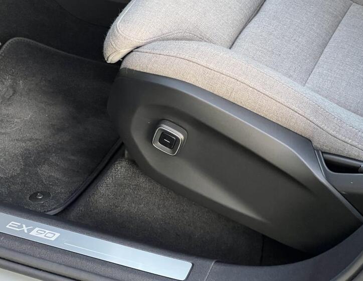 Volvo EX90 11