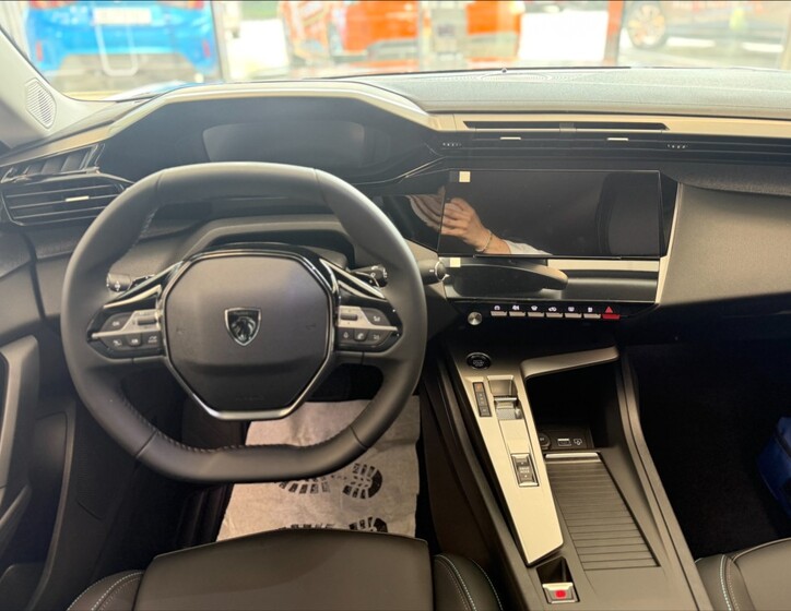 Peugeot 408 8