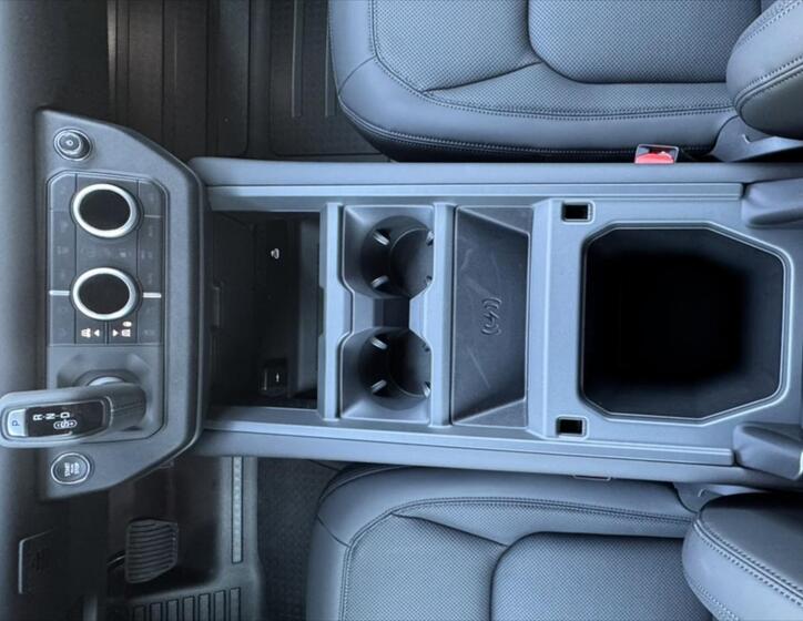 Land Rover Defender 19