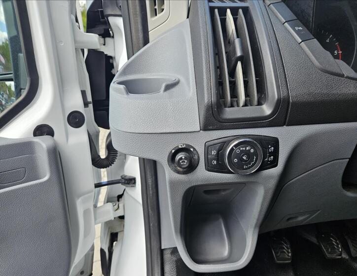 Ford Transit 9