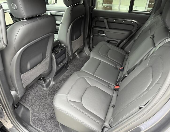 Land Rover Defender 18