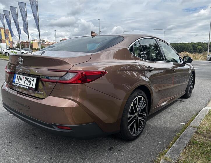 Toyota Camry 6