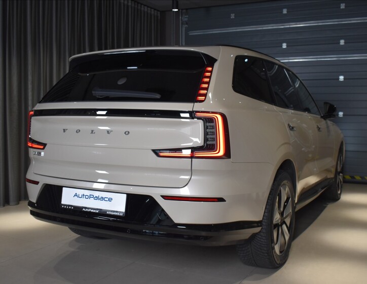 Volvo EX90 4