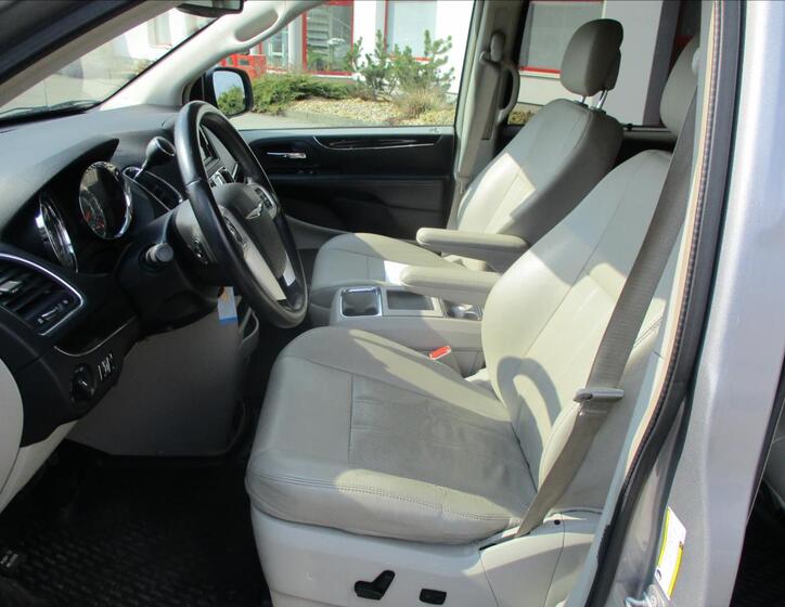 Chrysler Town & Country 8