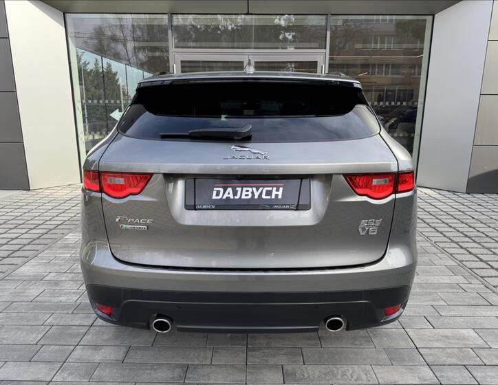 Jaguar F-Pace 33