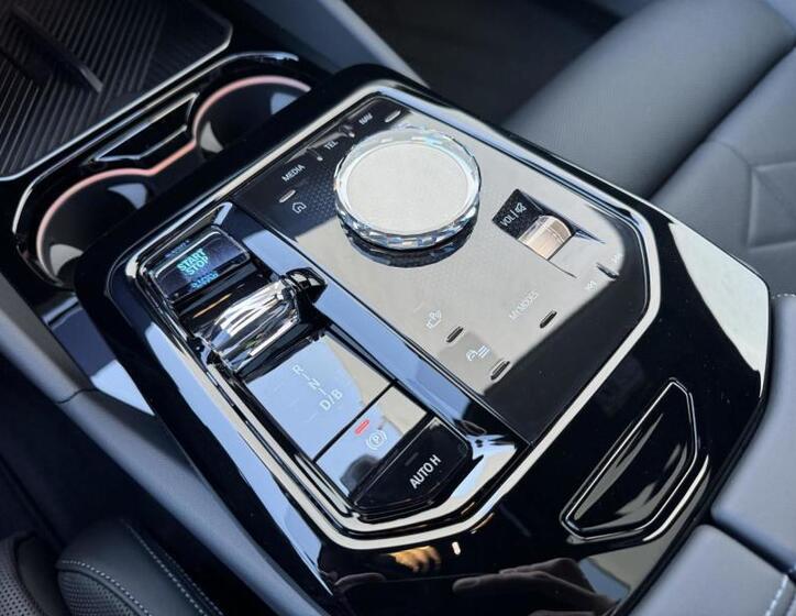 BMW i5 12