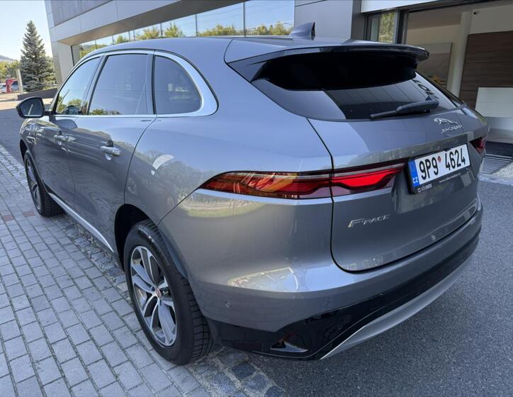 Jaguar F-Pace 10