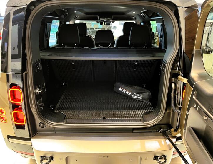 Land Rover Defender 5