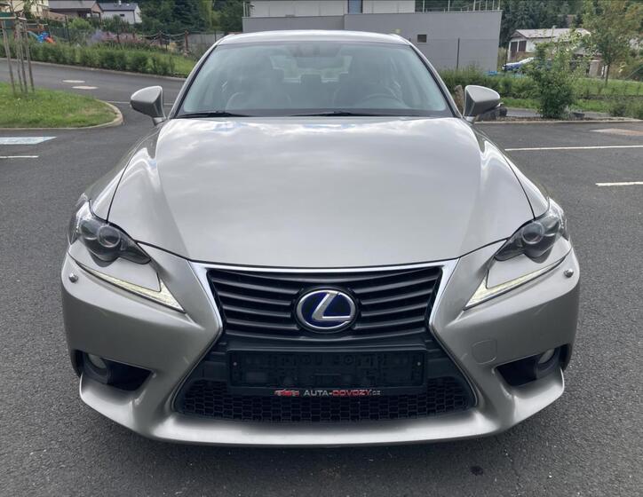 Lexus IS 300h 32