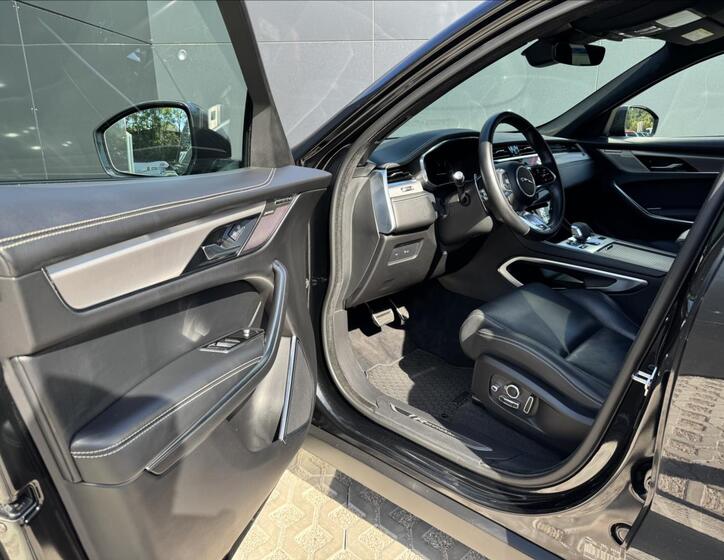 Jaguar F-Pace 10