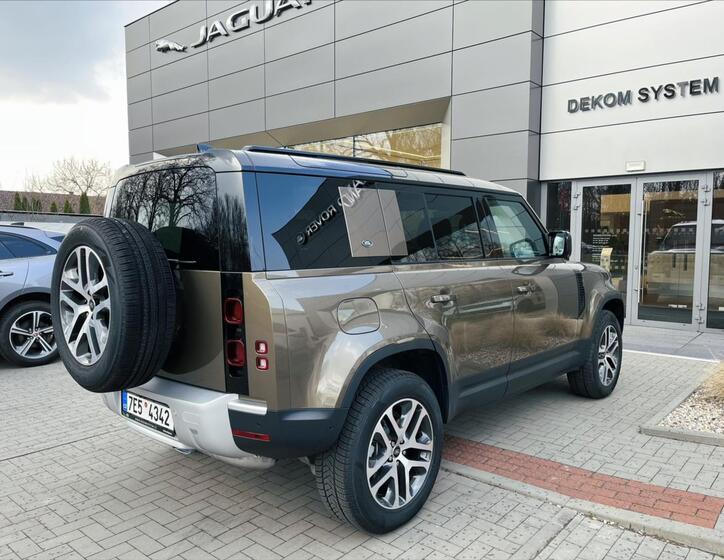 Land Rover Defender 4