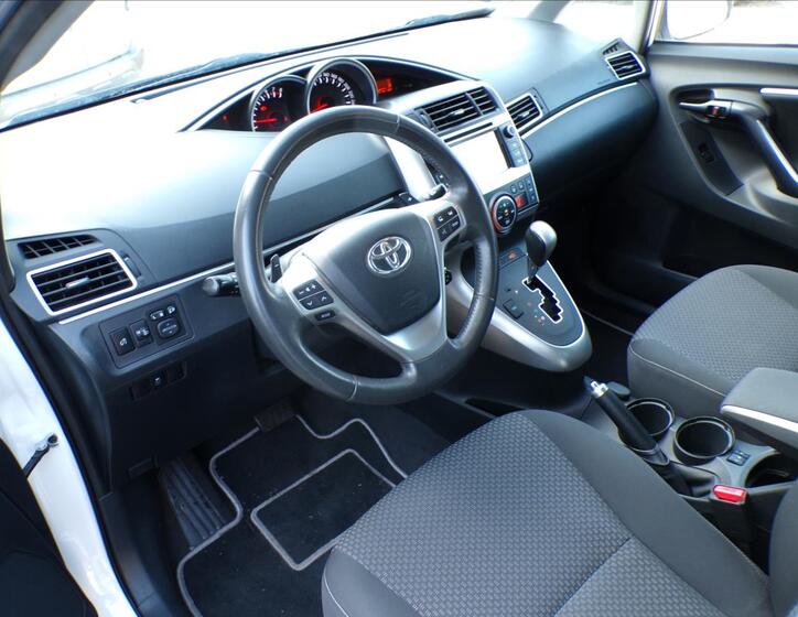 Toyota Verso 15