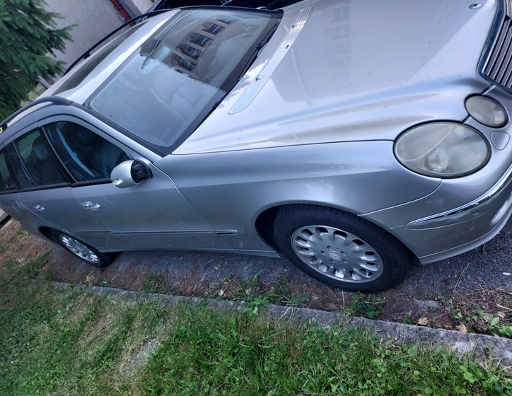 Mercedes-Benz 211 2