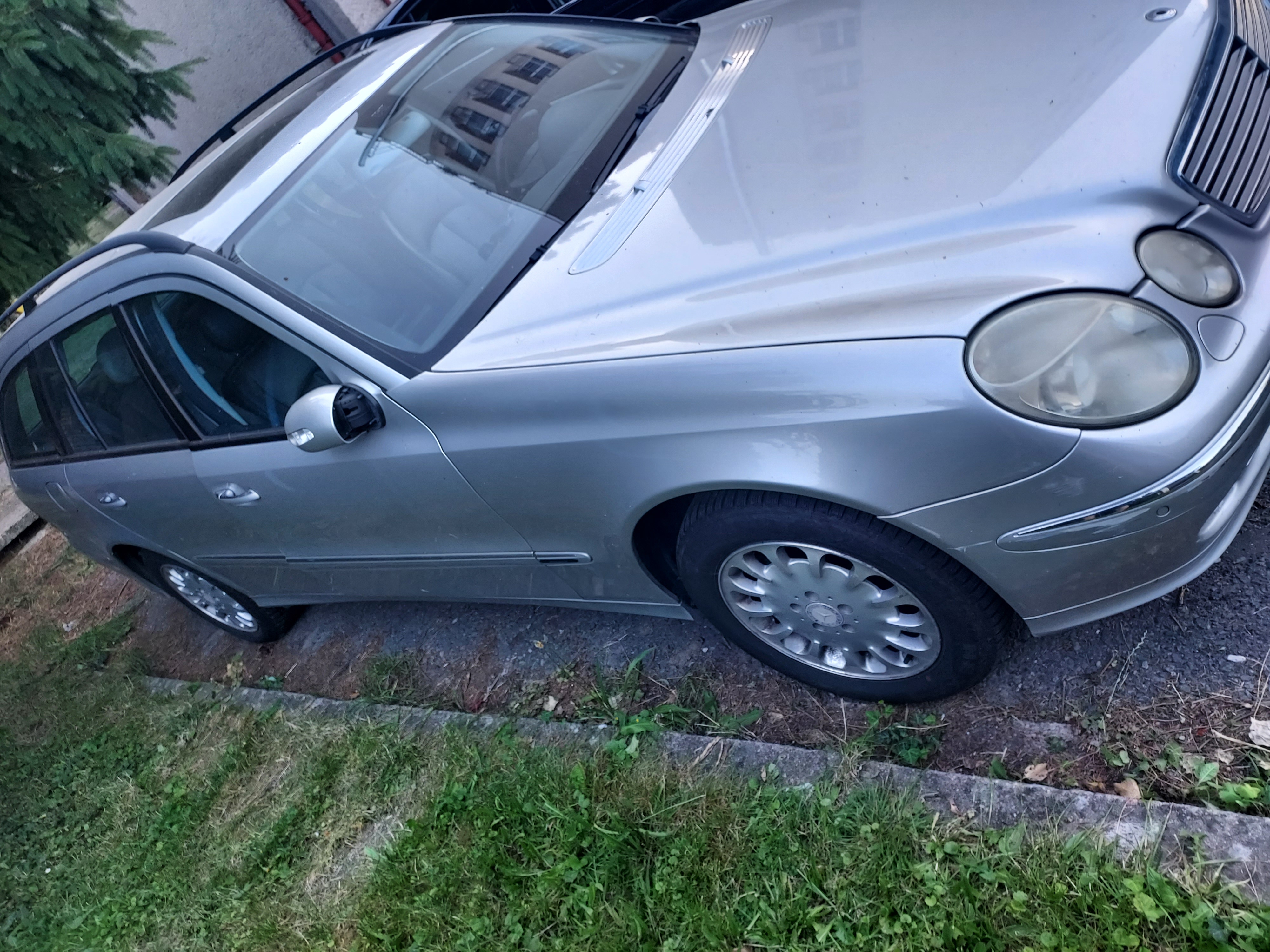 Mercedes-Benz 211