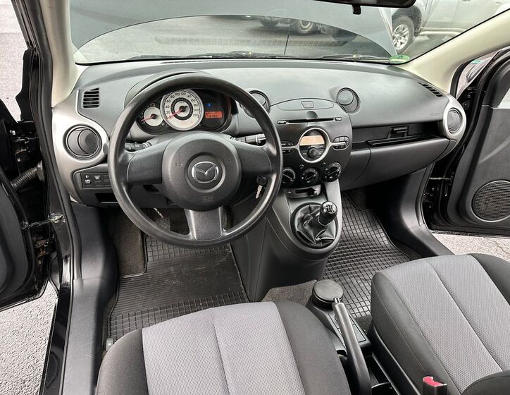 Mazda 2 8