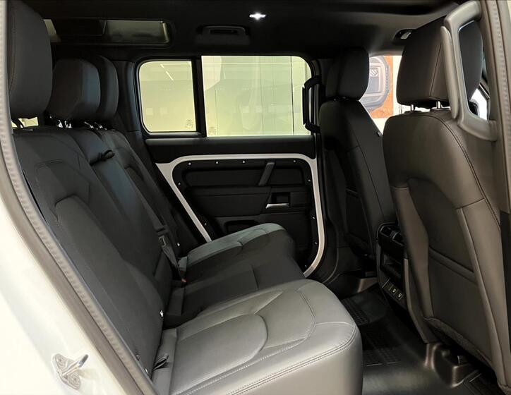Land Rover Defender 29