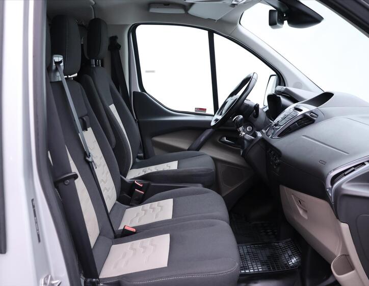 Ford Tourneo Custom 11