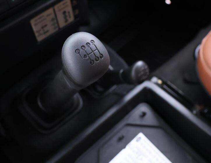 Land Rover Defender 25