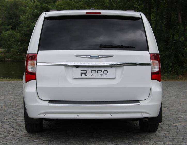 Chrysler Town & Country 9