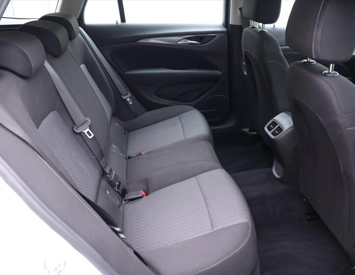 Opel Insignia 11