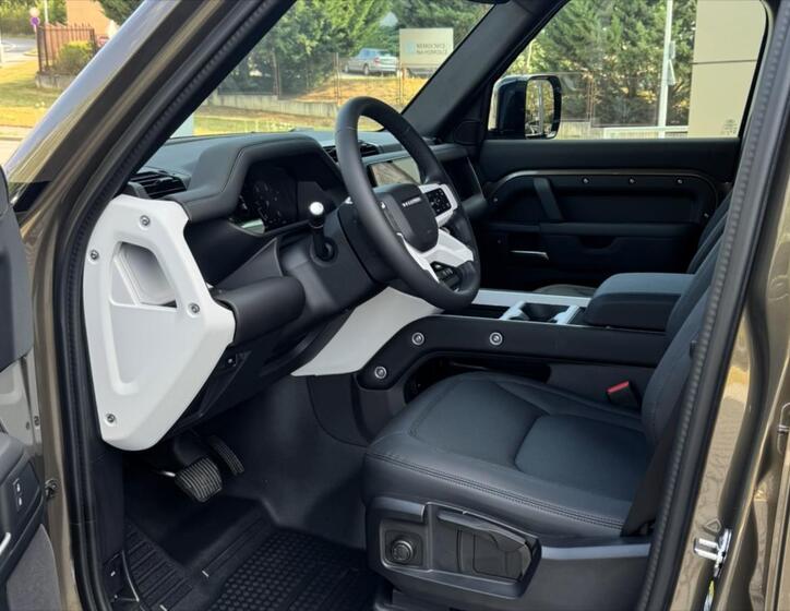 Land Rover Defender 7