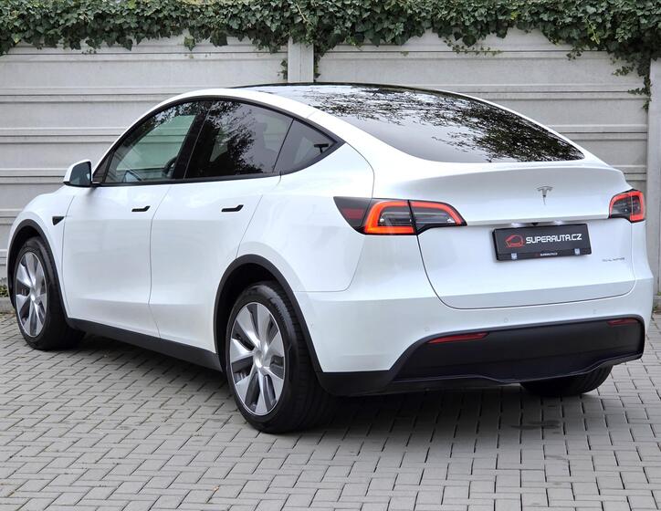 Tesla Model Y 4