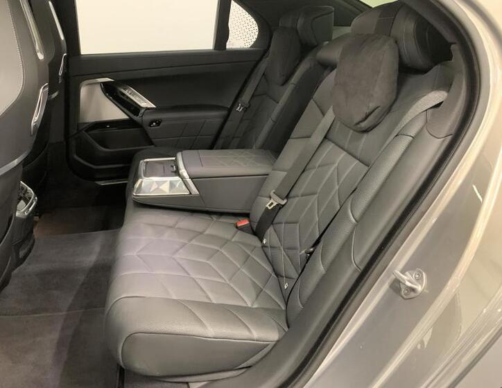 BMW i7 8