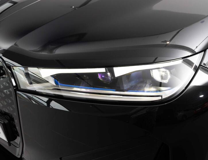 BMW iX 8