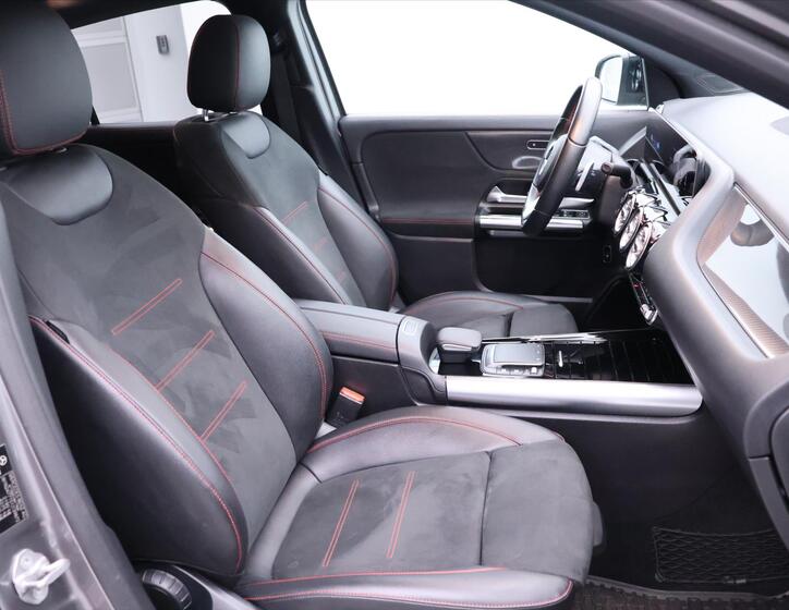 Mercedes-Benz GLA 12