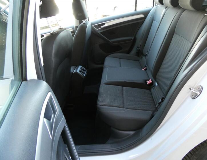 Volkswagen Golf 17