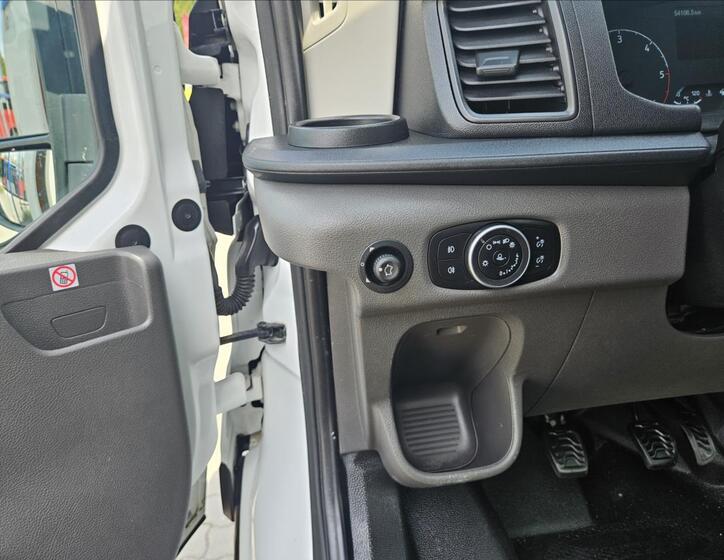 Ford Transit 8