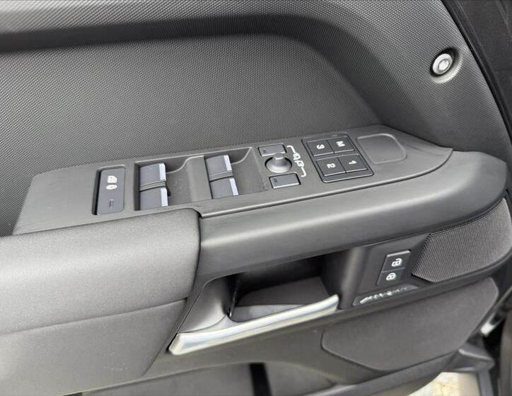 Land Rover Defender 14
