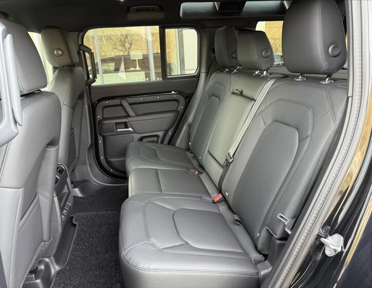 Land Rover Defender 17