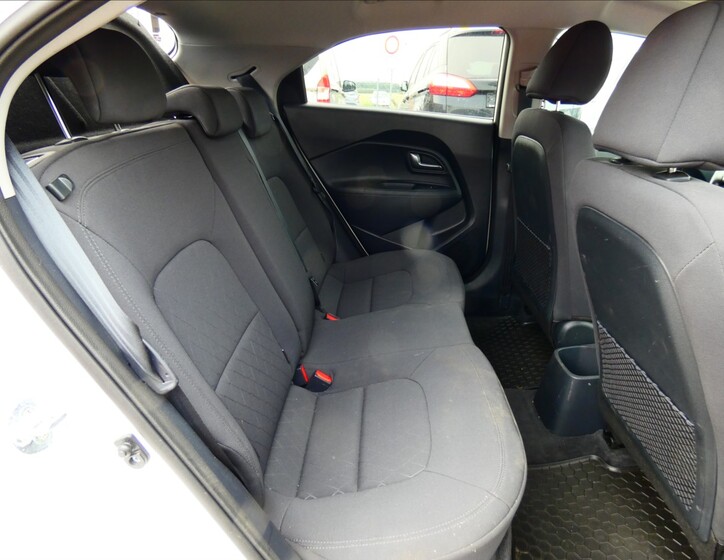 KIA Rio 10