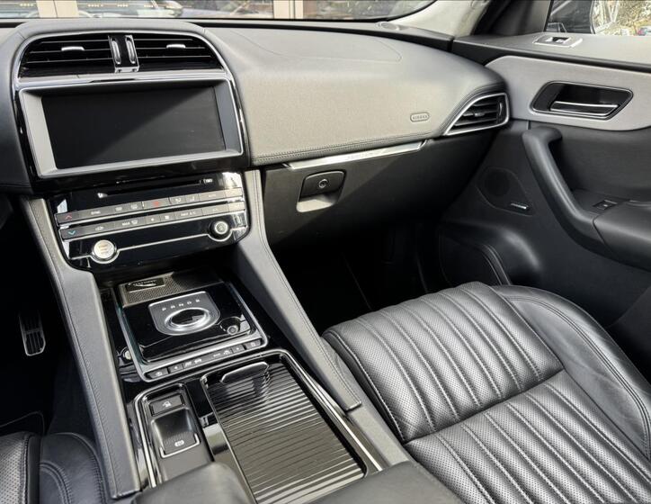 Jaguar F-Pace 17