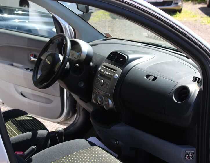 Daihatsu Sirion 16