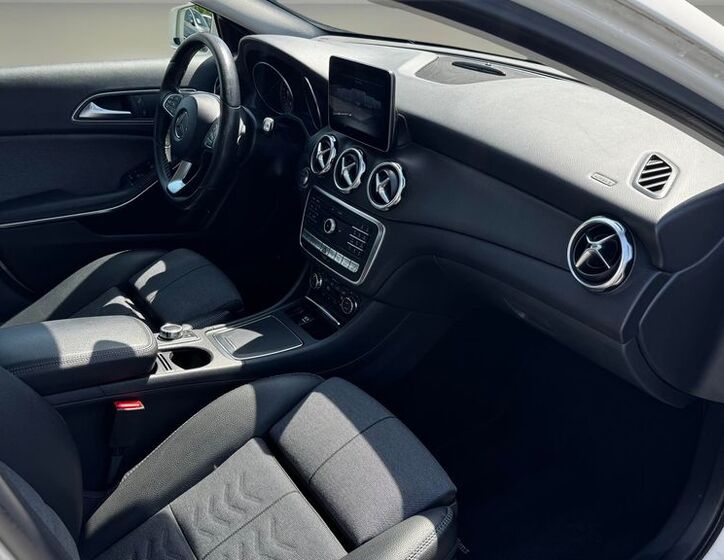Mercedes-Benz GLA 11