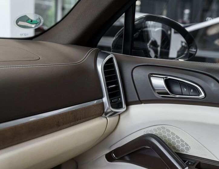 Porsche Cayenne 16