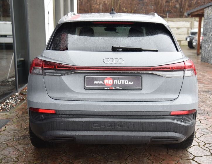 Audi Q4 8