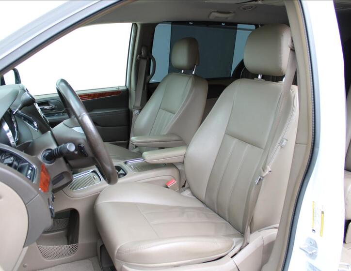 Chrysler Town & Country 15