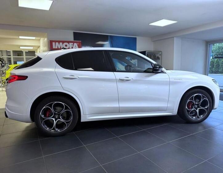 Alfa Romeo Stelvio 4