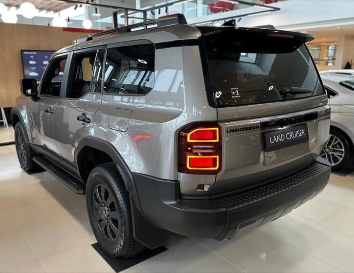 Toyota Land Cruiser 4