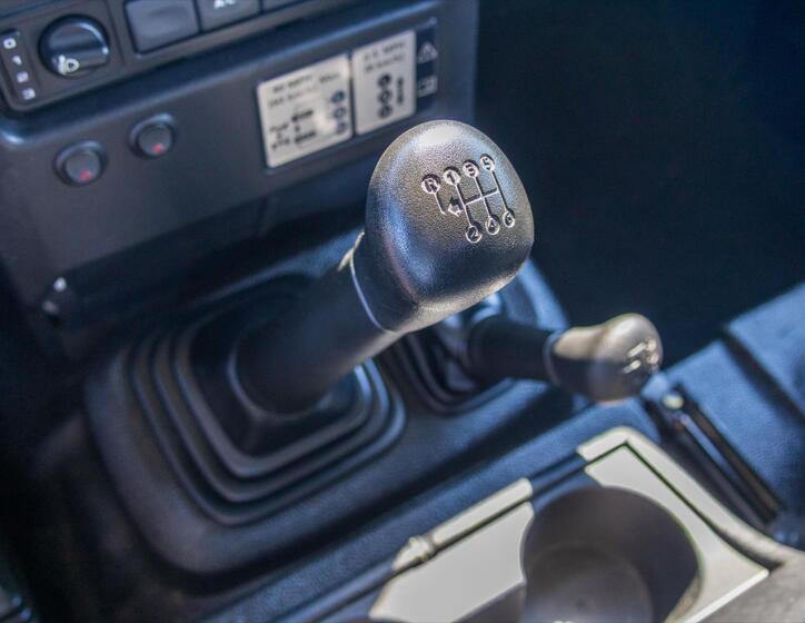 Land Rover Defender 23